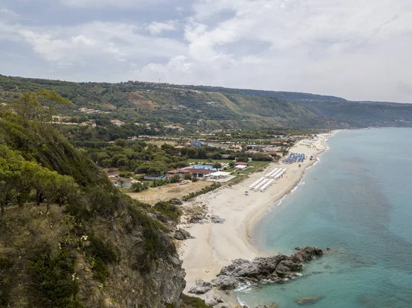 Paradis du sous-marin, plage avec promontoire donnant sur la mer . — Photo