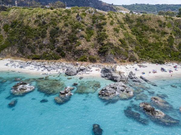 Cennet Sub, denize bakan promontory ile plaj.