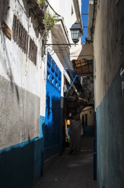 Fas: Tangier dar sokakları Müslüman bir erkekte, Cebelitarık Boğazı ile eşsiz koruma Mağrip kıyısında Şehir karışımı kültürleri, yüzyıllar boyunca Avrupa'nın Afrika ağ geçidine