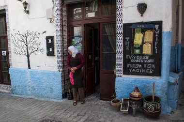 Fas, Kuzey Afrika: Müslüman bir kadının önünde eski kasaba Tanca'daki Medina alanında Restoran