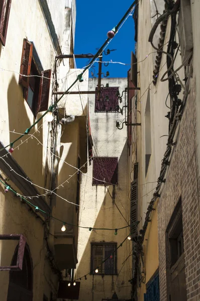 Marruecos, norte de África: las estrechas callejuelas de Tánger, la ciudad en la costa del Magreb que protege el estrecho de Gibraltar con su mezcla única de culturas, durante siglos la puerta de entrada de Europa a África — Foto de Stock