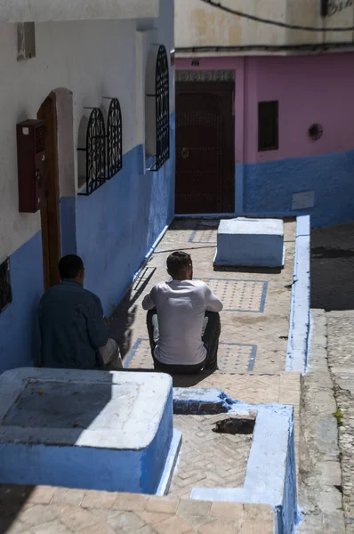 Marrocos, Norte de África: pessoas nas vielas estreitas de Tânger, cidade na costa do Magrebe que guarda o Estreito de Gibraltar com a sua mistura única de culturas, durante séculos a porta de entrada da Europa para África — Fotografia de Stock