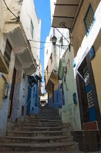 Marrocos, Norte de África: as ruelas estreitas de Tânger, a cidade na costa do Magrebe que guarda o Estreito de Gibraltar com a sua mistura única de culturas, durante séculos a porta de entrada da Europa para a África — Fotografia de Stock