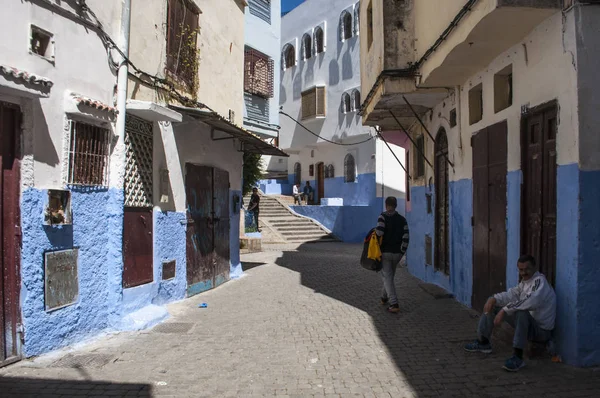 Maroko, Afryka Północna: ludzie w wąskie uliczki miasta Tanger, miasto na wybrzeżu Maghrebu, strzegących Cieśninę Gibraltarską z jego unikalny mieszanka kultur, przez wieki w Europie bramy do Afryki — Zdjęcie stockowe