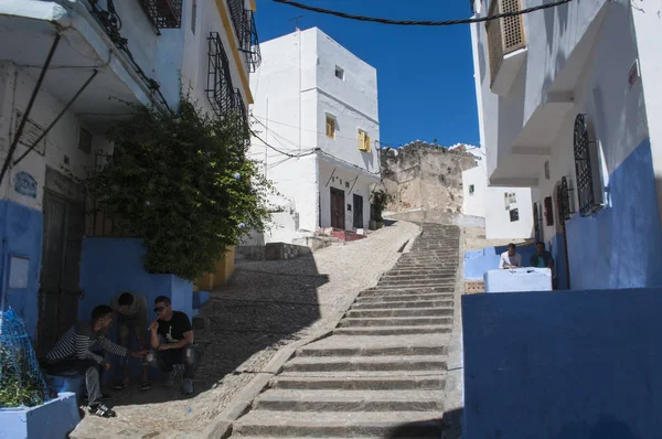 Marruecos, norte de África: gente en las estrechas callejuelas de Tánger, ciudad en la costa del Magreb que protege el Estrecho de Gibraltar con su mezcla única de culturas, durante siglos la puerta de Europa a África — Foto de Stock