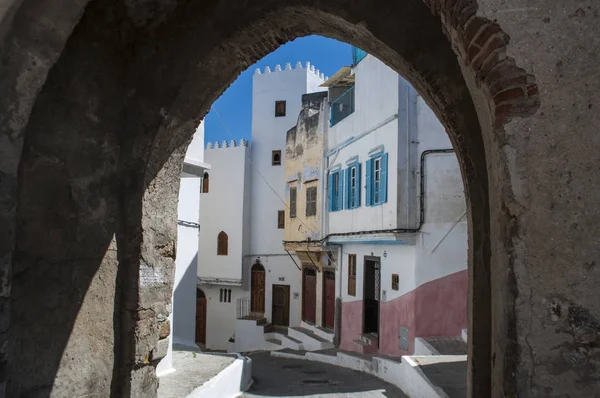 Marrocos, Norte de África: um arco e as ruelas estreitas de Tânger, cidade na costa do Magrebe que guarda o Estreito de Gibraltar com a sua mistura única de culturas, durante séculos a porta de entrada da Europa para a África — Fotografia de Stock