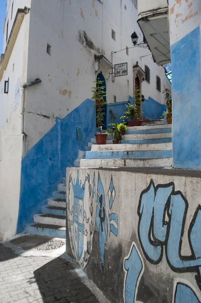 Marrocos, Norte de África: as ruelas estreitas de Tânger, a cidade na costa do Magrebe que guarda o Estreito de Gibraltar com a sua mistura única de culturas, durante séculos a porta de entrada da Europa para a África — Fotografia de Stock