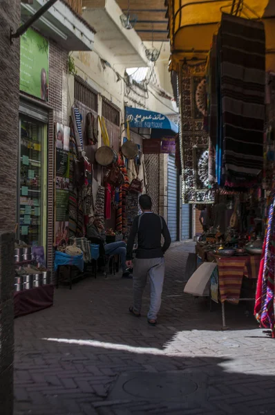 Marruecos: un hombre marroquí en el zoco, el mercado en la zona de Medina del casco antiguo de Tánger famoso por sus tiendas de artesanía, bazares, especias y colores brillantes — Foto de Stock