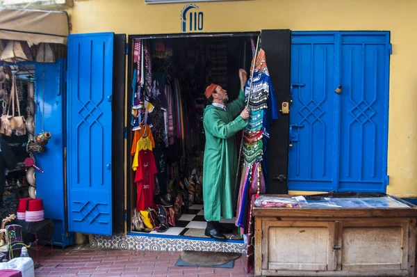 Morocco, North Africa: a moroccan vendor in the souk, the market in the Medina area of the old town of Tangier famous for its craft shops, bazaars, spices and bright colors — Stock Photo, Image