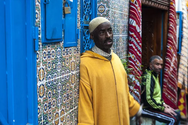 Morocco, North Africa: a moroccan man in the souk, the market in the Medina area of the old town of Tangier famous for its craft shops, bazaars, spices and bright colors — Stock Photo, Image