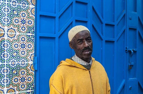 Morocco, North Africa: a moroccan man in the souk, the market in the Medina area of the old town of Tangier famous for its craft shops, bazaars, spices and bright colors — Stock Photo, Image