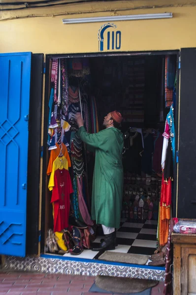 Morocco, North Africa: a moroccan vendor in the souk, the market in the Medina area of the old town of Tangier famous for its craft shops, bazaars, spices and bright colors — Stock Photo, Image