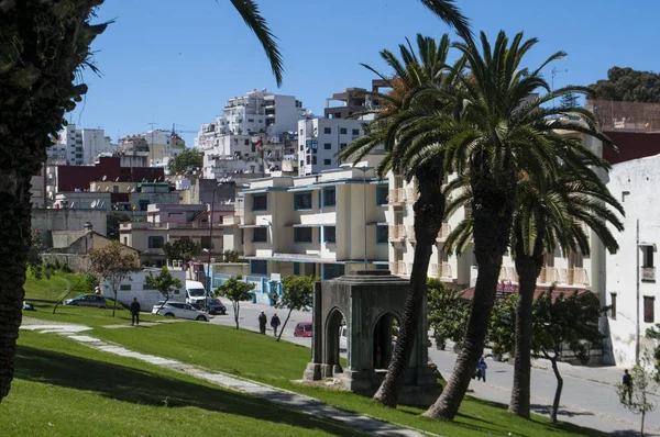 Marruecos, África del Norte: el horizonte de Tánger con su mezcla única de culturas, durante siglos la puerta de Europa a África, vista desde los Jardines de Mendoubia, famoso parque público en el centro histórico —  Fotos de Stock