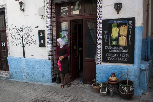 Marrocos, Norte de África: uma mulher muçulmana em frente a um dos restaurantes da área de Medina, na cidade velha de Tânger — Fotografia de Stock