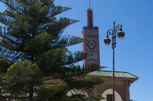 Μαρόκο, η Βόρεια Αφρική: το Sidi Bou Abib Τζαμί, το Τζαμί θέα στη περιοχή Grand Socco medina της Ταγγέρης και τους κήπους Mendoubia, χτίστηκε το 1917 και διακοσμημένο με πολύχρωμα πλακάκια — Φωτογραφία Αρχείου
