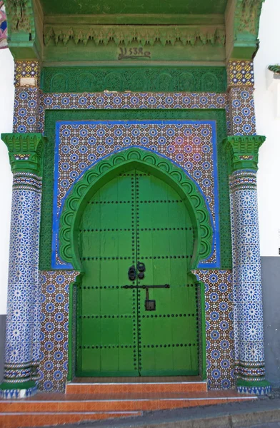 Marrocos, Norte de África: a porta decorada da Mesquita Sidi Bou Abib, uma mesquita com vista para a área de medina Grand Socco de Tânger e os Jardins de Mendoubia, construída em 1917 e decorada com azulejos policromos — Fotografia de Stock