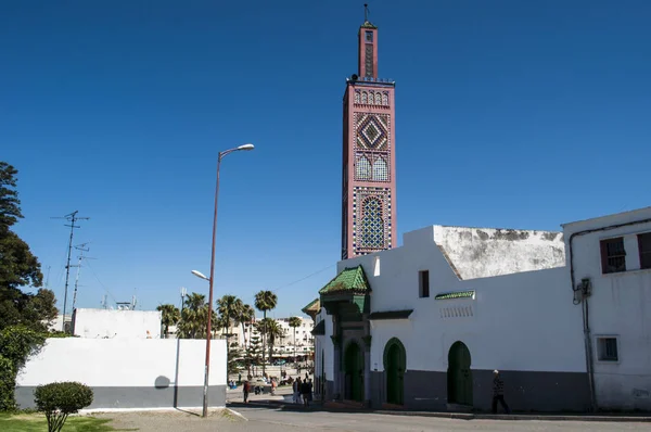 Марокко, Північна Африка: людей, що йдуть поблизу мечеть Сіді-бу-е Авіва, мечеть з видом на Гранд Сокка Медіна зону Танжер, в 1917 та оформлені у поліхромний плитки — стокове фото
