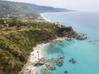 Cennet Sub, denize bakan promontory ile plaj. Zambrone, Calabria, İtalya. Dalış dinlenme ve yaz tatil. İtalyan kıyıları, plajları ve kayalar. Havadan görünümü