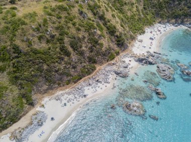 Cennet Sub, denize bakan promontory ile plaj. Zambrone, Calabria, İtalya. Dalış dinlenme ve yaz tatil. İtalyan kıyıları, plajları ve kayalar. Havadan görünümü