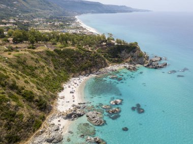 Cennet Sub, denize bakan promontory ile plaj. Zambrone, Calabria, İtalya. Dalış dinlenme ve yaz tatil. İtalyan kıyıları, plajları ve kayalar. Havadan görünümü