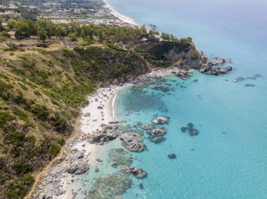 Cennet Sub, denize bakan promontory ile plaj. Zambrone, Calabria, İtalya. Dalış dinlenme ve yaz tatil. İtalyan kıyıları, plajları ve kayalar. Havadan görünümü