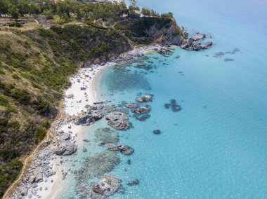 Cennet Sub, denize bakan promontory ile plaj. Zambrone, Calabria, İtalya. Dalış dinlenme ve yaz tatil. İtalyan kıyıları, plajları ve kayalar. Havadan görünümü