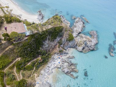 Cennet Sub, denize bakan promontory ile plaj. Zambrone, Calabria, İtalya. Dalış dinlenme ve yaz tatil. İtalyan kıyıları, plajları ve kayalar. Havadan görünümü