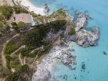 Cennet Sub, denize bakan promontory ile plaj. Zambrone, Calabria, İtalya. Dalış dinlenme ve yaz tatil. İtalyan kıyıları, plajları ve kayalar. Havadan görünümü