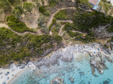 Cennet Sub, denize bakan promontory ile plaj. Zambrone, Calabria, İtalya. Dalış dinlenme ve yaz tatil. İtalyan kıyıları, plajları ve kayalar. Havadan görünümü