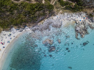 Cennet Sub, denize bakan promontory ile plaj. Zambrone, Calabria, İtalya. Dalış dinlenme ve yaz tatil. İtalyan kıyıları, plajları ve kayalar. Havadan görünümü