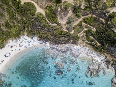 Cennet Sub, denize bakan promontory ile plaj. Zambrone, Calabria, İtalya. Dalış dinlenme ve yaz tatil. İtalyan kıyıları, plajları ve kayalar. Havadan görünümü