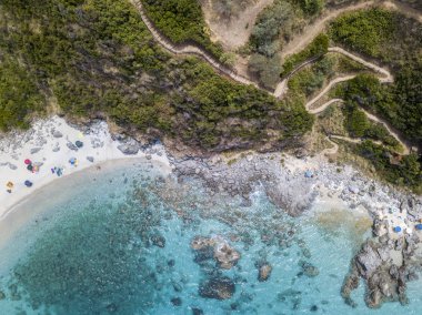 Cennet Sub, denize bakan promontory ile plaj. Zambrone, Calabria, İtalya. Dalış dinlenme ve yaz tatil. İtalyan kıyıları, plajları ve kayalar. Havadan görünümü