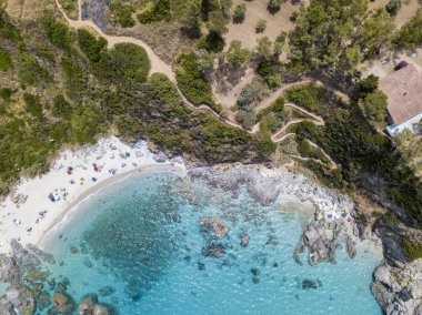 Cennet Sub, denize bakan promontory ile plaj. Zambrone, Calabria, İtalya. Dalış dinlenme ve yaz tatil. İtalyan kıyıları, plajları ve kayalar. Havadan görünümü