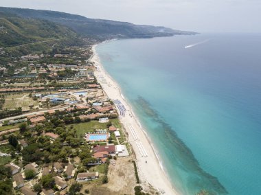 Cennet Sub, denize bakan promontory ile plaj. Zambrone, Calabria, İtalya. Dalış dinlenme ve yaz tatil. İtalyan kıyıları, plajları ve kayalar. Havadan görünümü