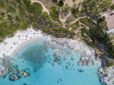 Cennet Sub, denize bakan promontory ile plaj. Zambrone, Calabria, İtalya. Dalış dinlenme ve yaz tatil. İtalyan kıyıları, plajları ve kayalar. Havadan görünümü