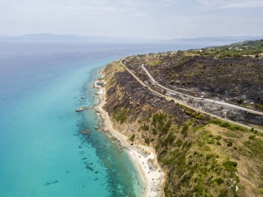 Cennet Sub, denize bakan promontory ile plaj. Zambrone, Calabria, İtalya. Dalış dinlenme ve yaz tatil. İtalyan kıyıları, plajları ve kayalar. Havadan görünümü