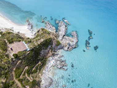 Cennet Sub, denize bakan promontory ile plaj. Zambrone, Calabria, İtalya. Dalış dinlenme ve yaz tatil. İtalyan kıyıları, plajları ve kayalar. Havadan görünümü