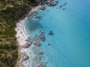 Cennet Sub, denize bakan promontory ile plaj. Zambrone, Calabria, İtalya. Dalış dinlenme ve yaz tatil. İtalyan kıyıları, plajları ve kayalar. Havadan görünümü