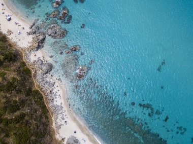 Cennet Sub, denize bakan promontory ile plaj. Zambrone, Calabria, İtalya. Dalış dinlenme ve yaz tatil. İtalyan kıyıları, plajları ve kayalar. Havadan görünümü
