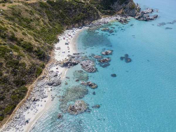 Cennet Sub, denize bakan promontory ile plaj. Zambrone, Calabria, İtalya. Dalış dinlenme ve yaz tatil. İtalyan kıyıları, plajları ve kayalar. Havadan görünümü