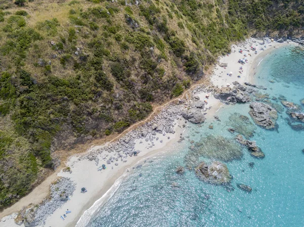 Cennet Sub, denize bakan promontory ile plaj. Zambrone, Calabria, İtalya. Dalış dinlenme ve yaz tatil. İtalyan kıyıları, plajları ve kayalar. Havadan görünümü