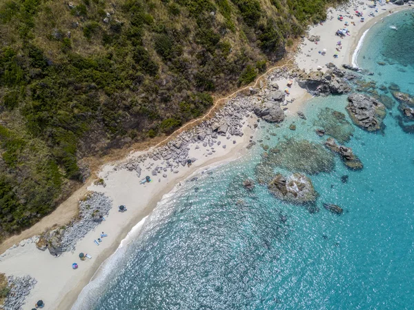 Cennet Sub, denize bakan promontory ile plaj. Zambrone, Calabria, İtalya. Dalış dinlenme ve yaz tatil. İtalyan kıyıları, plajları ve kayalar. Havadan görünümü