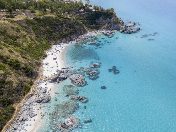 Cennet Sub, denize bakan promontory ile plaj. Zambrone, Calabria, İtalya. Dalış dinlenme ve yaz tatil. İtalyan kıyıları, plajları ve kayalar. Havadan görünümü