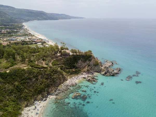 Paradise sub, plaża z cyplu z widokiem na morze. Zambrone, Kalabria, Włochy. Nurkowanie, relaks i wakacji letnich. Włoskiego wybrzeża, plaże i skał. Widok z lotu ptaka — Zdjęcie stockowe