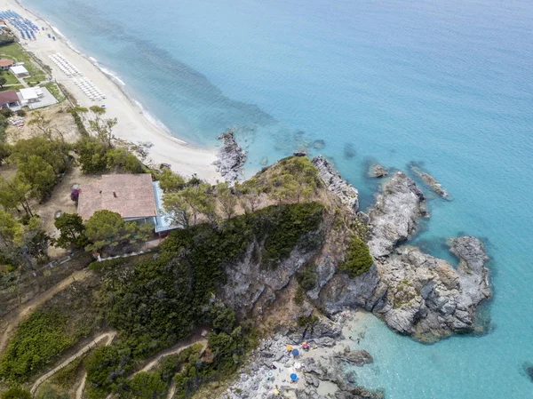 Cennet Sub, denize bakan promontory ile plaj. Zambrone, Calabria, İtalya. Dalış dinlenme ve yaz tatil. İtalyan kıyıları, plajları ve kayalar. Havadan görünümü