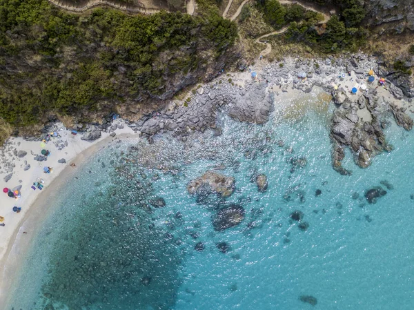 Cennet Sub, denize bakan promontory ile plaj. Zambrone, Calabria, İtalya. Dalış dinlenme ve yaz tatil. İtalyan kıyıları, plajları ve kayalar. Havadan görünümü