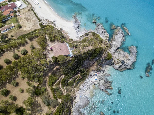 Cennet Sub, denize bakan promontory ile plaj. Zambrone, Calabria, İtalya. Dalış dinlenme ve yaz tatil. İtalyan kıyıları, plajları ve kayalar. Havadan görünümü