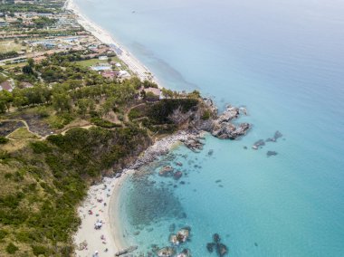 Cennet Sub, denize bakan promontory ile plaj. Zambrone, Calabria, İtalya. Dalış dinlenme ve yaz tatil. İtalyan kıyıları, plajları ve kayalar. Havadan görünümü