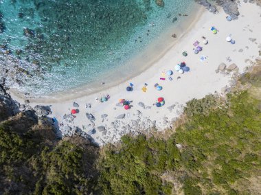 Cennet Sub, denize bakan promontory ile plaj. Zambrone, Calabria, İtalya. Dalış dinlenme ve yaz tatil. İtalyan kıyıları, plajları ve kayalar. Havadan görünümü