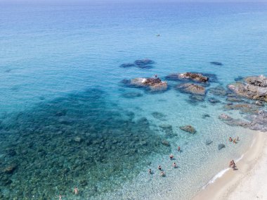 Denizde hava görünümünü taş. Yukarıda, şeffaf su Marnixkade tabanının genel bakış. Yüzücüler, su üzerinde yüzen yıkananlara
